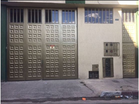 Venta de Edificio con bodega y 4 Apartamentos – Carvajal